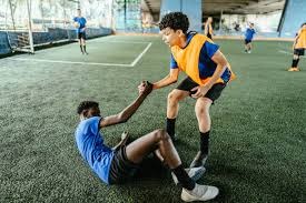 详解棒球规则中的“捕手干扰”补偿如何改变了满垒时的战术选择